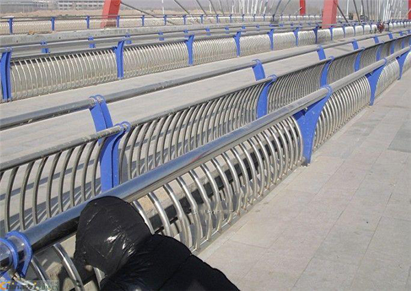 锡林郭勒不锈钢复合管护栏一种安全而耐用的防护解决方案